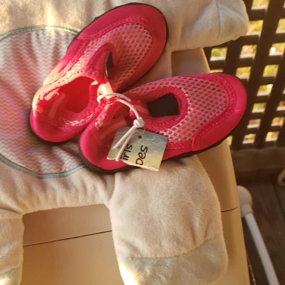 Kids pink water shoes